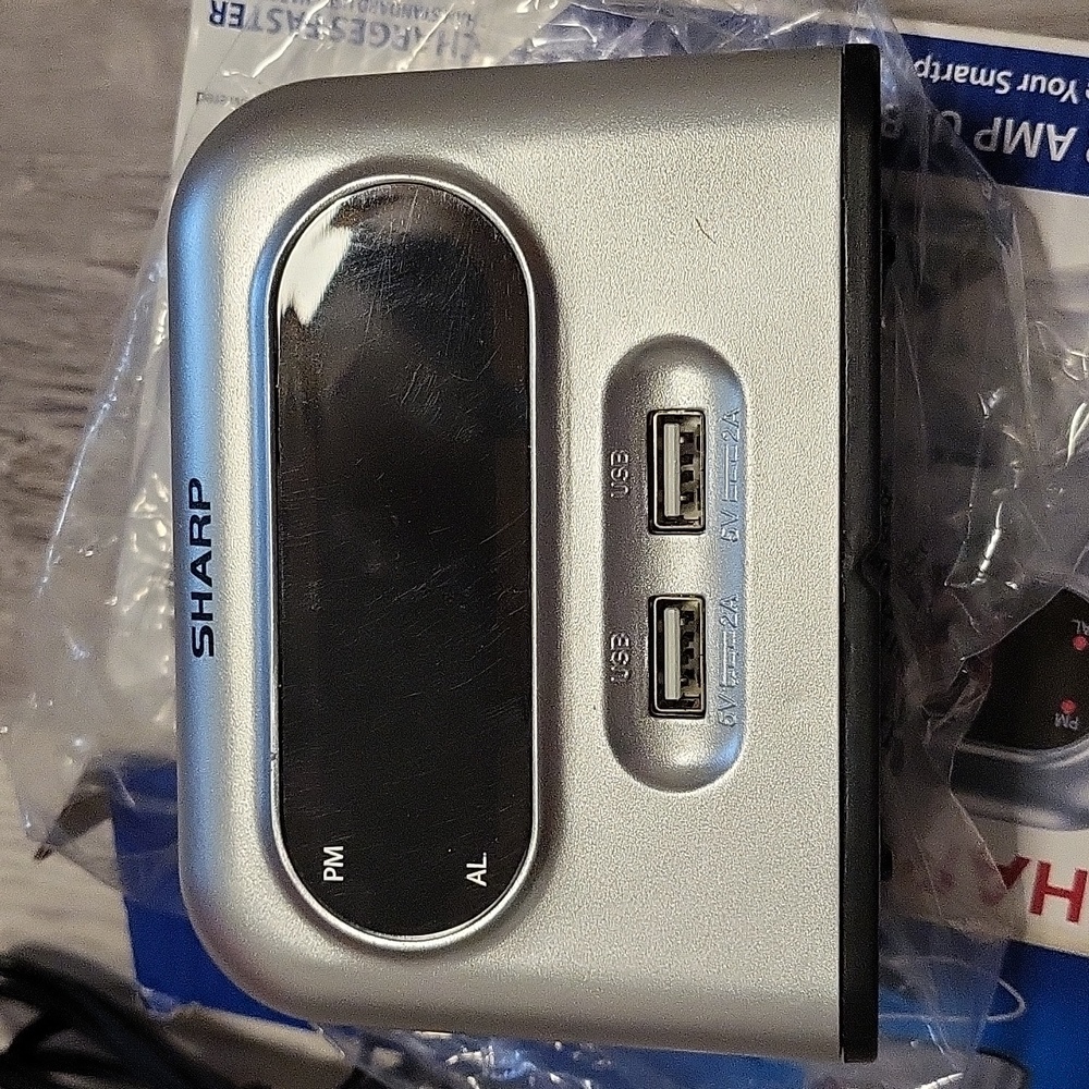 Sharp Digital Alarm clock USB - Picture 4 of 5